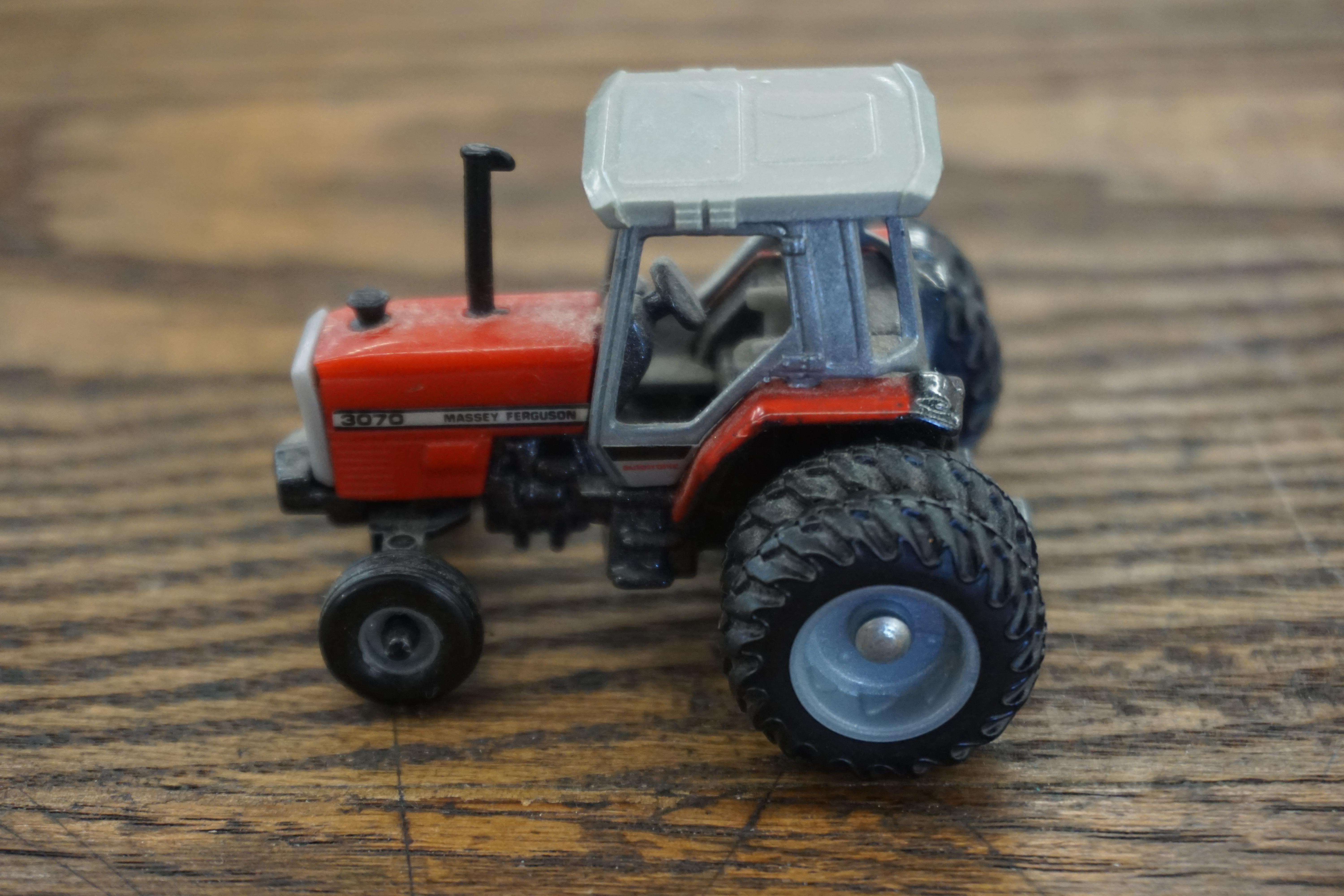 (image for) Ertl Massey Ferguson 3070 tractor model (4444)