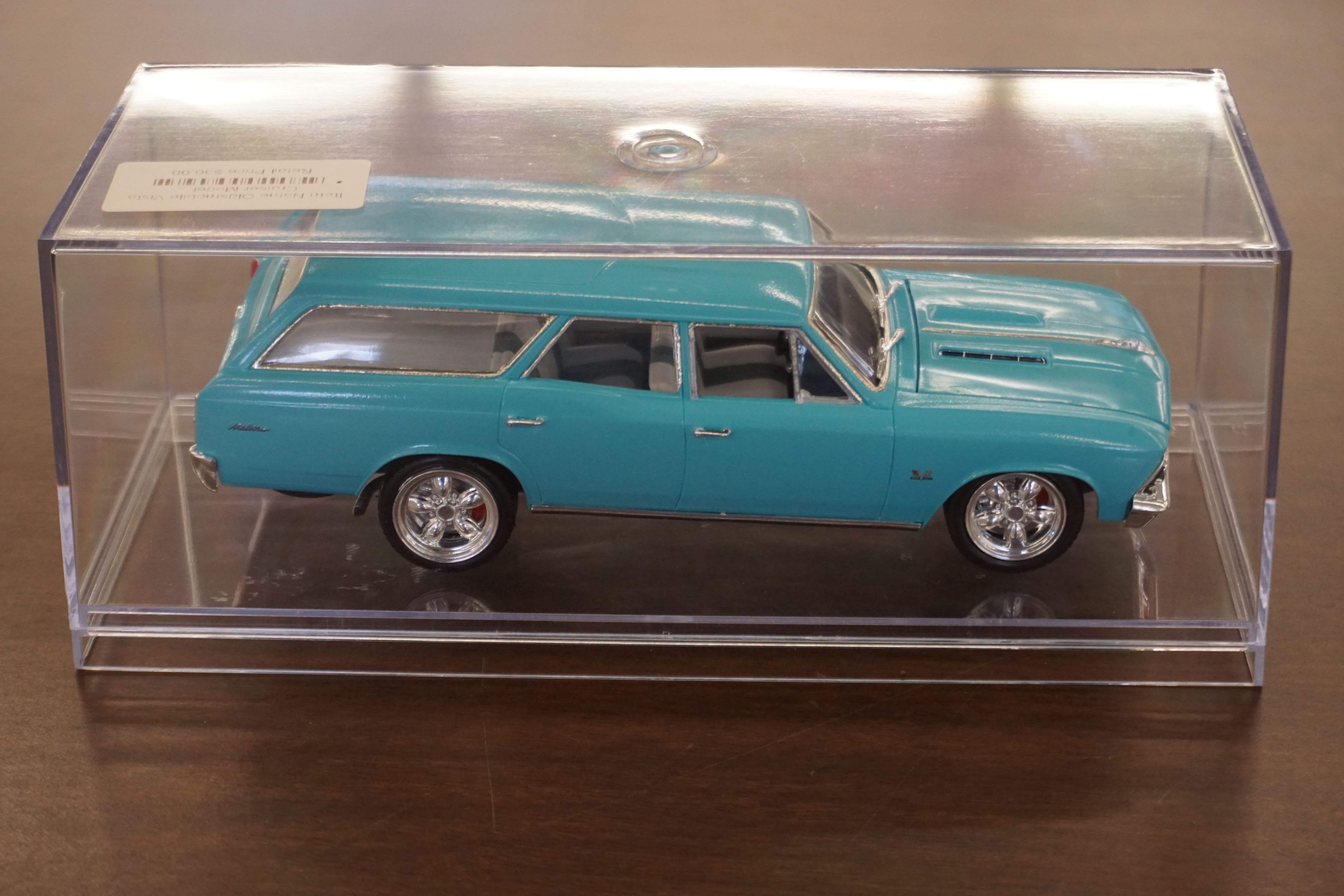 (image for) Oldsmobile Vista Cruiser model with display case (4559)