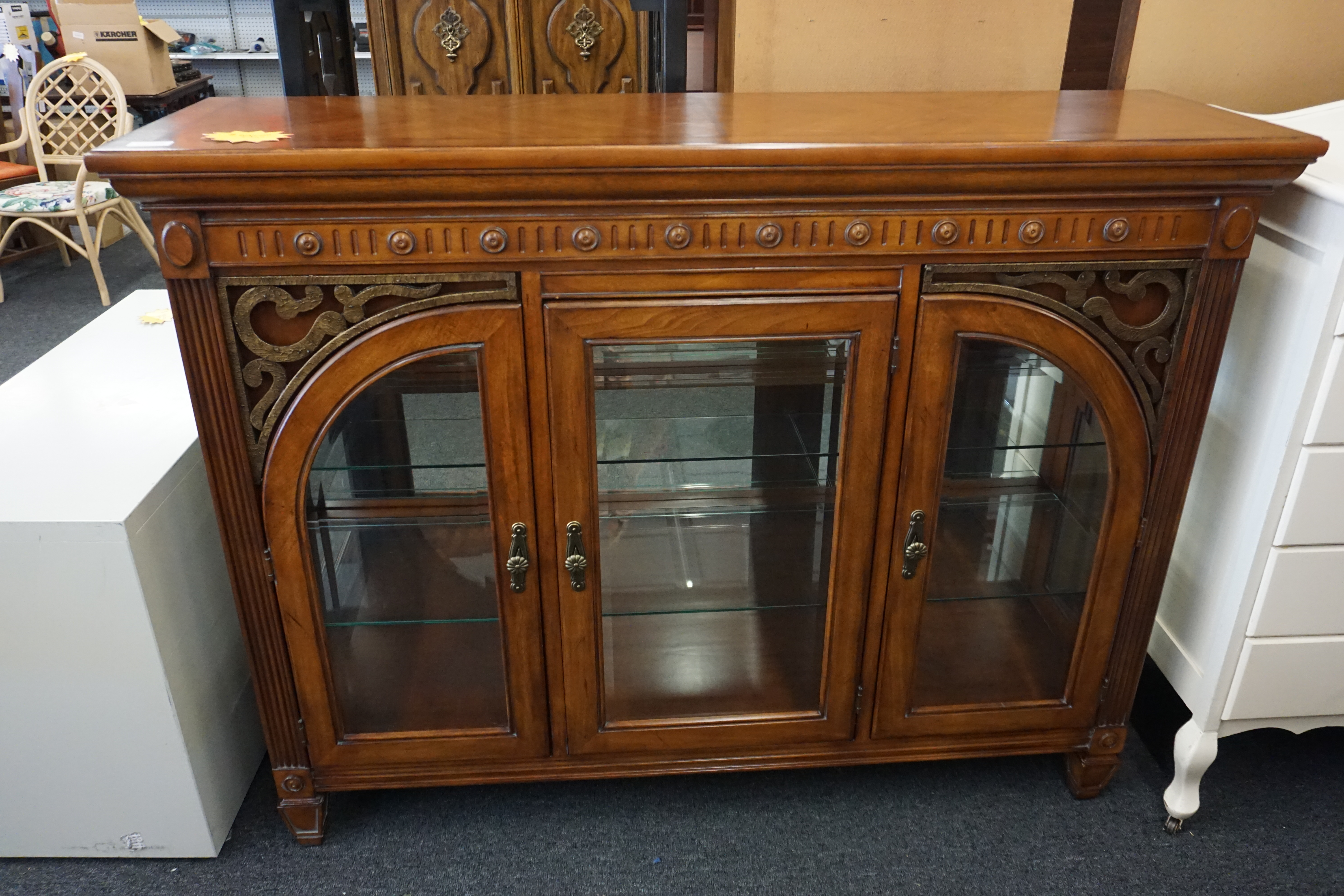 (image for) Wide curio cabinet with two glass shelves (2780)