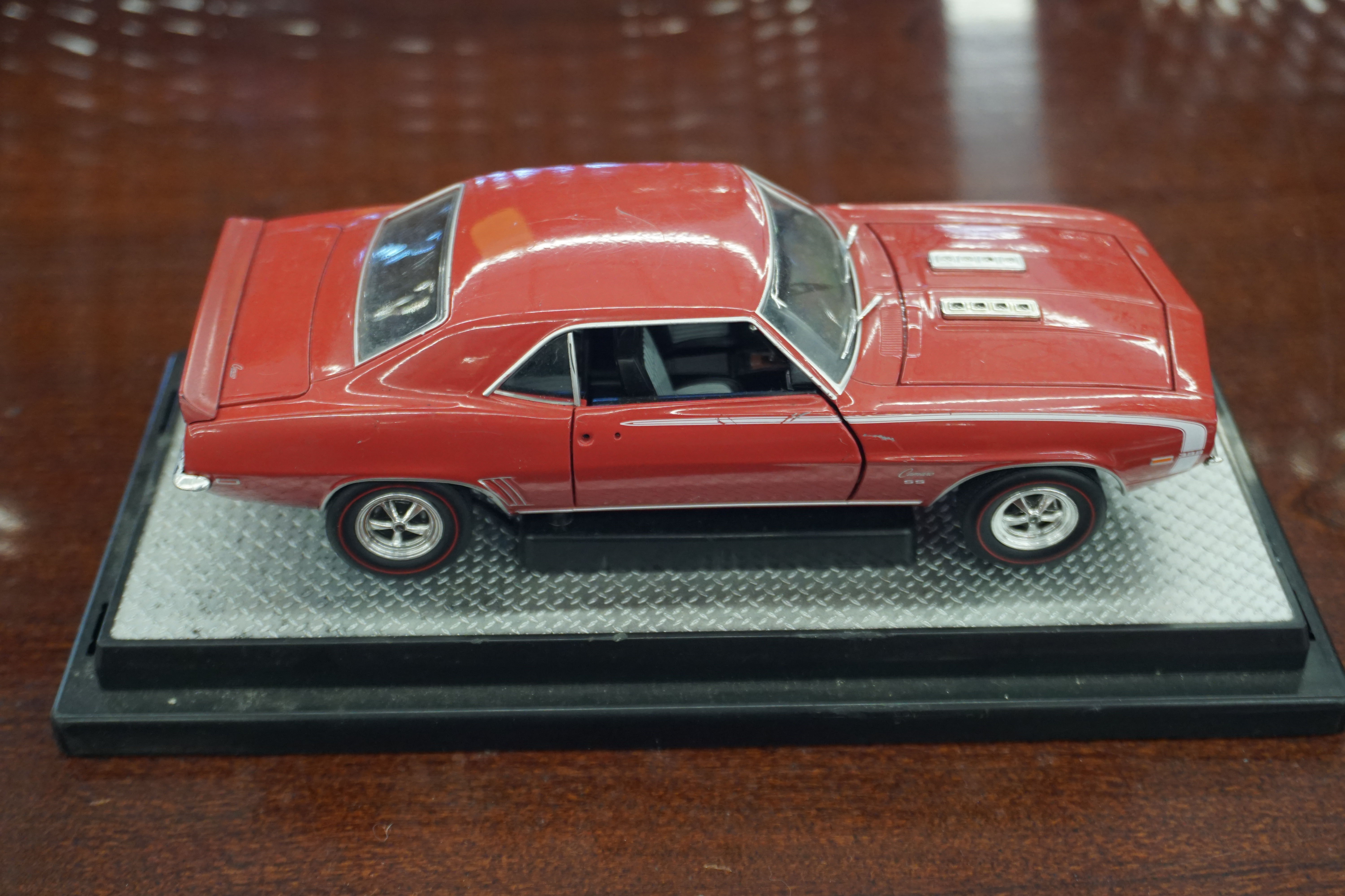 (image for) Castline 1969 Chevy Camero Red 1/24 Scale (10780)