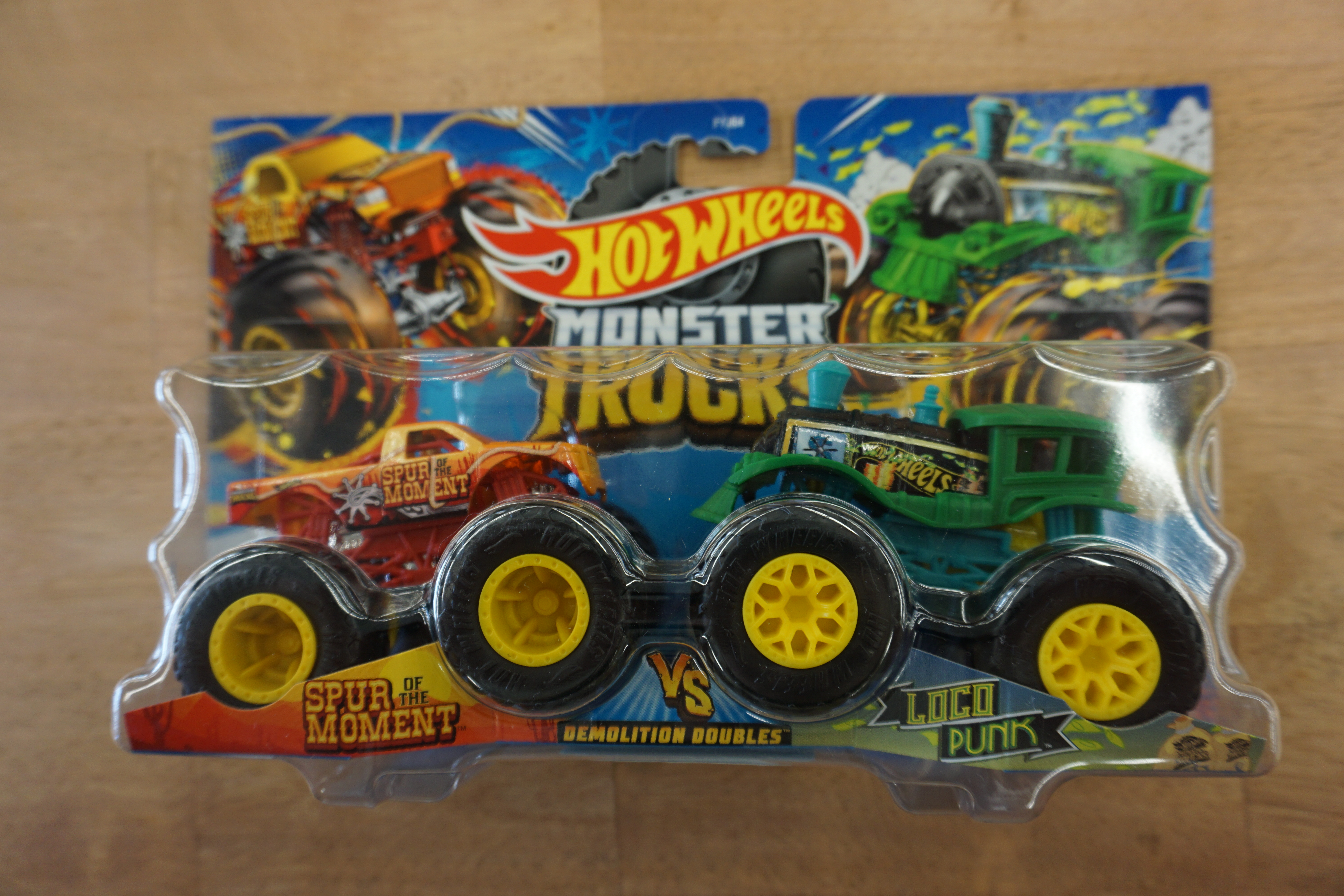 (image for) Hot Wheels Monster Truck demolition doubles Spur of the Moment vs Loco Punk (10961)