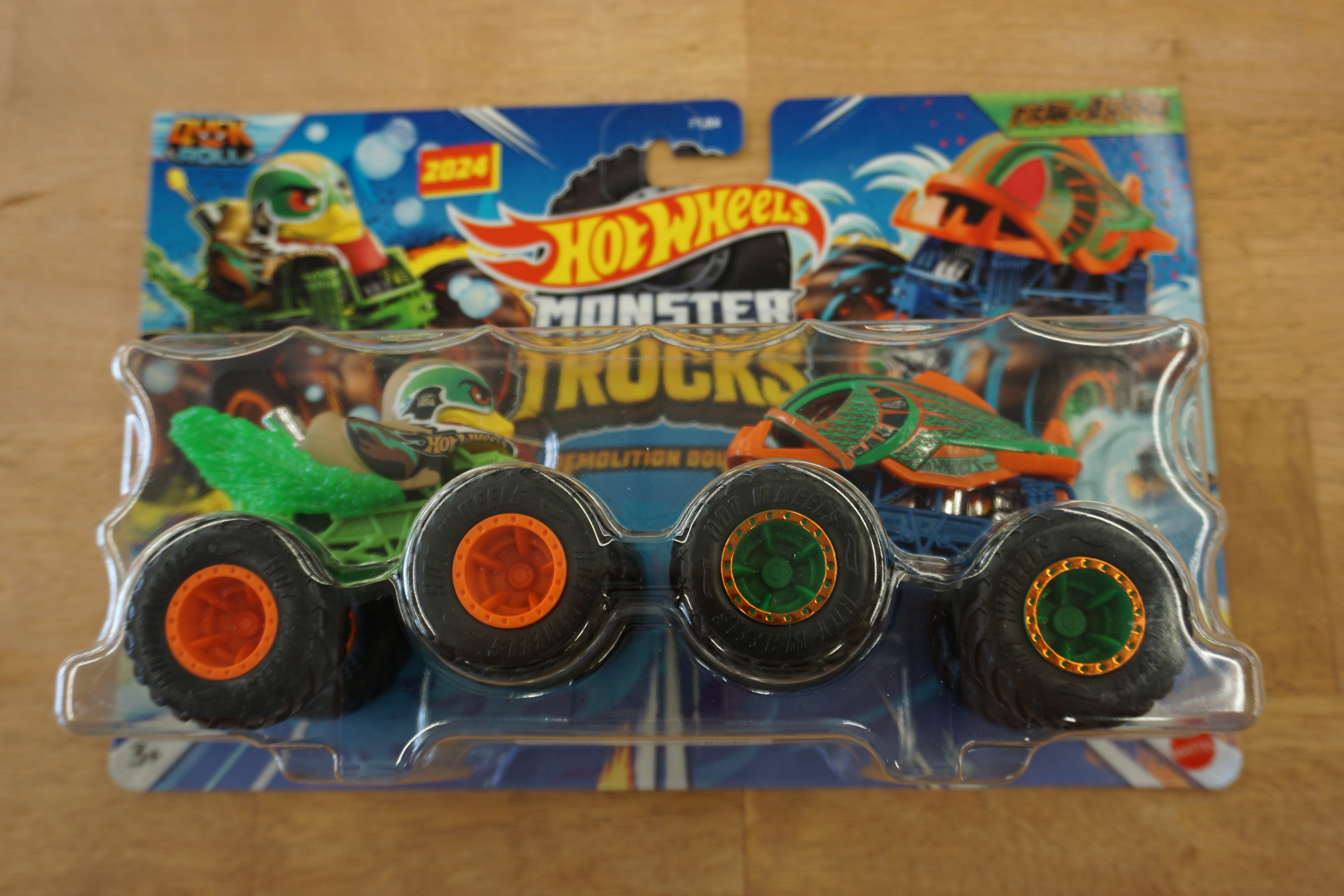 (image for) monster trucks hot wheels demolition doubles duck n roll vs pirah-ahhhh (10959)